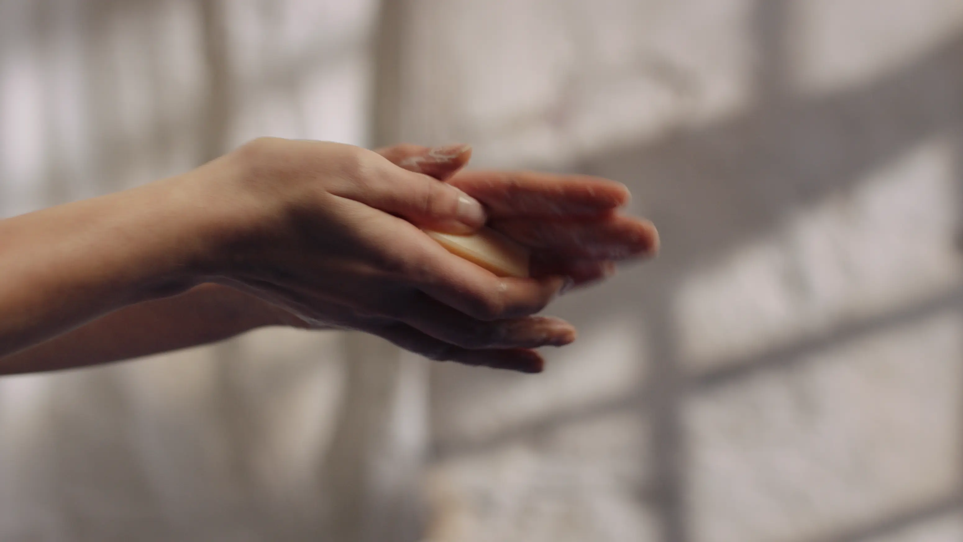 Şampuanı ve saçı ıslatın. Ellerinize veya doğrudan saçınıza sürerek köpürtün.